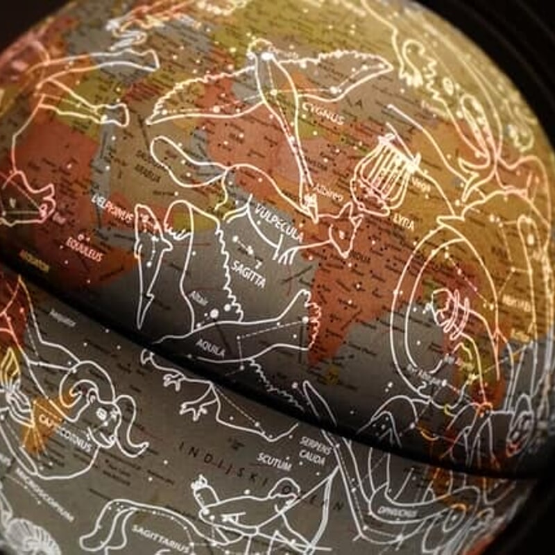 Oroscopo Paolo Fox agosto 2024: le previsioni del mese