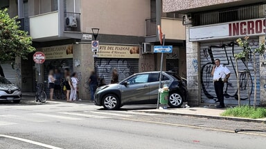 Due auto si scontrano tra via Colonna e via dei Peligni, una finisce sul marciapiede [FOTO]