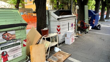 La rabbia di un residente in centro: "Discarica di rifiuti ingombranti in via Regina Elena" [FOTO]