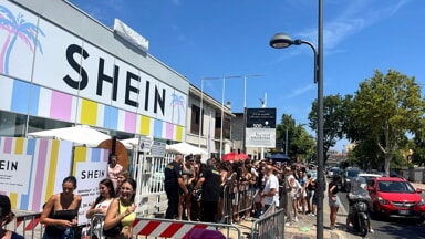 Apre Shein: tantissime persone in fila sotto il sole per entrare nel pop-up store di Pescara