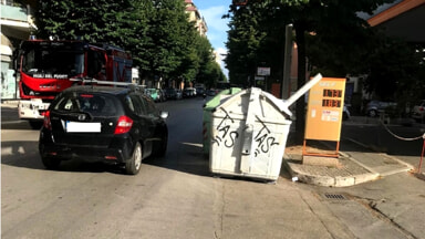 La denuncia di un cittadino: "Cassonetti pericolosi in viale Bovio"