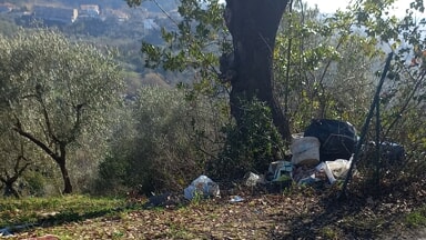 "Piccola discarica in strada Colle Pizzuto", la denuncia di un residente [FOTO]