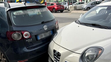 Scontro tra due auto in via Nazionale Adriatica nord e il traffico va in tilt [FOTO]