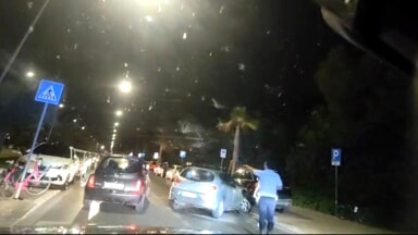 Incidente sul lungomare, auto finisce contro vettura parcheggiata dopo uno scontro [VIDEO]