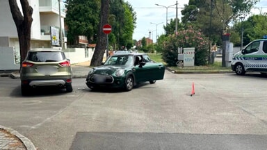Scontro tra due auto in via Scarfoglio: un uomo ferito e portato in ospedale [FOTO]