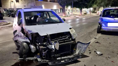 Perde il controllo della sua automobile e si schianta sul lungomare nord contro due vetture parcheggiate