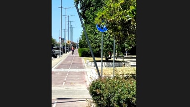 La denuncia di un cittadino: "Palo rotto sulla pista ciclabile della riviera sud, &egrave; un pericolo e va rimosso"
