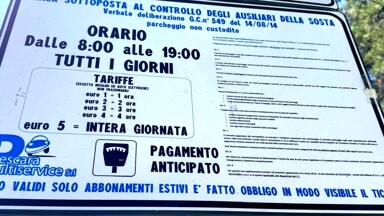 Errore sui cartelli per la sosta a pagamento sulla riviera nord, la rassegnazione di un lettore: "No comment"