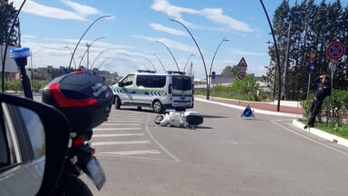 Scontro tra un'auto e una Vespa nella rotatoria di San Donato [FOTO]