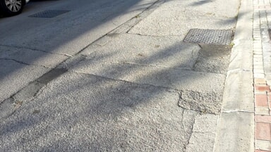 Buche e asfalto dissestato in via Veneto, la segnalazione di un cittadino [FOTO]