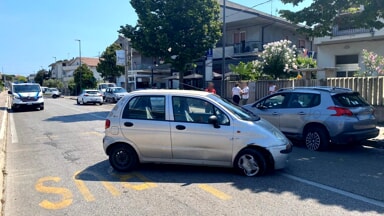 Va a sbattere con l'auto contro vettura che si sta fermando in via Tirino e finisce in ospedale