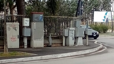 Il problema segnalato da una cittadina: "Marciapiede invaso dalle cabine di servizio fra via San Donato e via Rio Sparto"