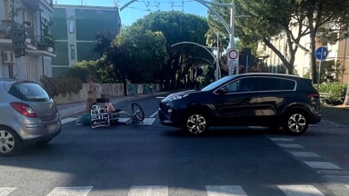 Scontro tra un suv e una bici all'incrocio tra la strada parco e via del Milite Ignoto [FOTO]