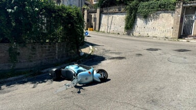 Prende una buca con lo scooter in strada Zanni e cade ferendosi