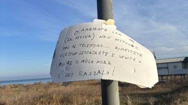 La denuncia di un lettore: "Degrado e incuria inaccettabili nel molo nord"