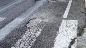 La denuncia di un lettore: "In via Celestino V strada dissestata e buche da anni" [FOTO]