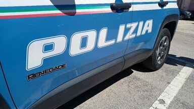 Coppia rapina un supermercato armata di coltello: arrestata dalla polizia