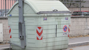 Il problema segnalato da una cittadina invalida: "Per me &egrave; impossibile conferire rifiuti nel cassonetto di via Socrate"