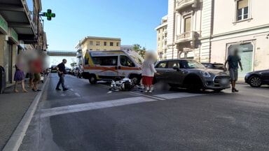 Scontro auto-scooter in viale Gabriele d'Annunzio: donna portata in ospedale [FOTO]
