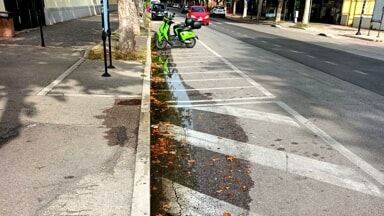 Da mesi una perdita di acqua in viale Pindaro allaga parte della strada [FOTO]