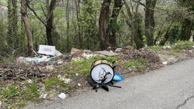 Una discarica a cielo aperto nel cuore del quartiere Colle Pineta: la segnalazione di un cittadino [FOTO]