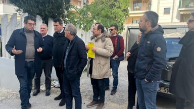 Via Lago di Bracciano senza fogne vive da decenni l'incubo allagamenti: sopralluogo della commissione ambiente