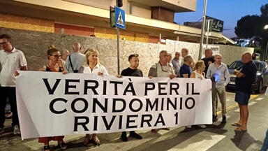 VIDEO | Pettinari al fianco dei residenti del palazzo sgomberato "Riviera 1" a Montesilvano: "Vogliamo risposte"
