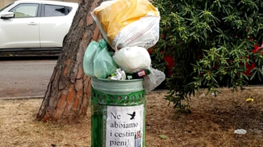 La rabbia di un cittadino: "In via De Titta incivilt&agrave; inaccettabile, sacchetti di spazzatura nei piccoli cestini pubblici"