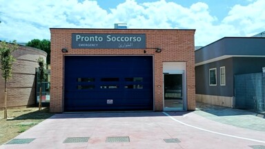 Cade con lo scooterone per evitare un'auto che esce in retromarcia dal parcheggio, centauro finisce in ospedale