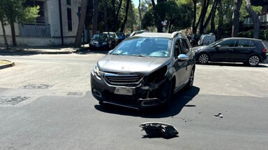 Incidente in via Scarfoglio, scontro tra 3 automobili all'incrocio con via Patini [FOTO]