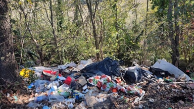 Rifiuti abbandonati in strada Colle Pizzuto, la denuncia di un residente [FOTO]