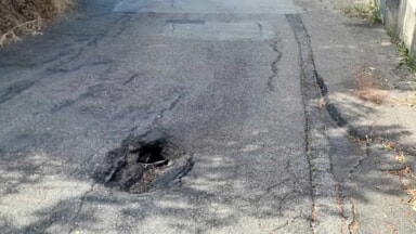 Voragine pericolosa in mezzo a strada Colle Falcone: "Vi prego, fatela riparare" [FOTO]