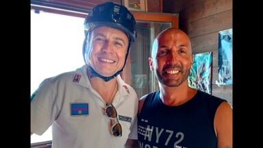 Ritrova il portafogli grazie a un benefattore e lo cerca per giorni: l'incontro negli studi di Radio Mare a Montesilvano