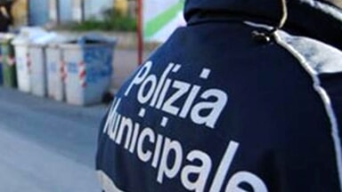 Invade con l'auto la corsia opposta in viale Kennedy e provoca un frontale con altre 2 vetture