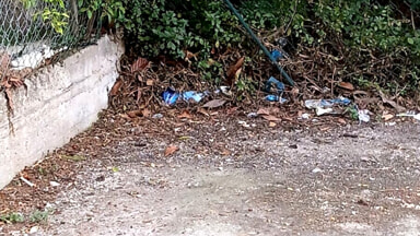 La segnalazione di un residente. "Fosso D'Avalos pieno di rifiuti e poco sicuro, serve l'illuminazione pubblica"