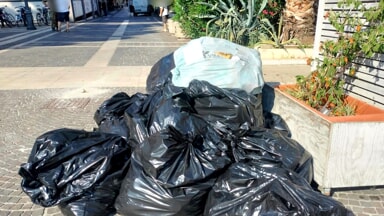 Esercente lascia le buste dei rifiuti in mezzo a piazza Unione, sopra un biglietto: "A causa del disservizio misure drastiche" [FOTO]