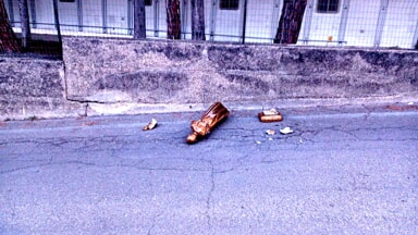 Gettata sull'asfalto e rotta la statua di Santo Padre Pio della parrocchia "Santa Famiglia" [FOTO]