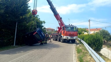 Esce fuori strada con l'automobile e si ribalta nella vegetazione laterale a Spoltore