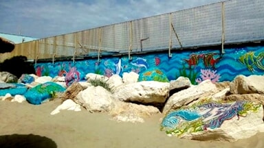 La segnalazione di una lettrice: "Realizzato un suggestivo murales sul muro del molo sud"