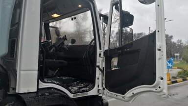 Paura in via Silone, grosso ramo di un pino cade su un mezzo di Ambiente Spa [FOTO]