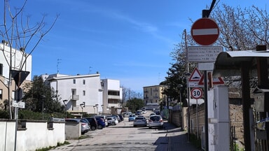 Protesta per le multe alle auto di chi va a porta e riprende i figli nella scuola di Colle Pineta