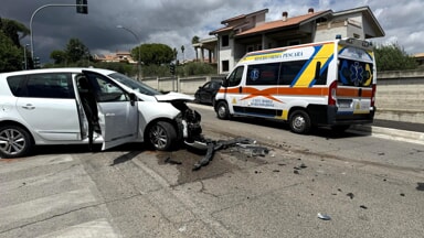 Schianto frontale tra due auto a Citt&agrave; Sant'Angelo, donna in gravi condizioni [FOTO]