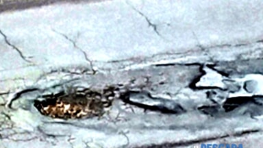 "I vari rattoppi fatti stanno cedendo, bisogna rifare l'asfalto in via Po", la richiesta di un cittadino