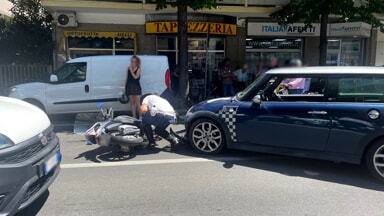 Scontro tra un'auto e uno scooter, traffico in tilt in viale Bovio