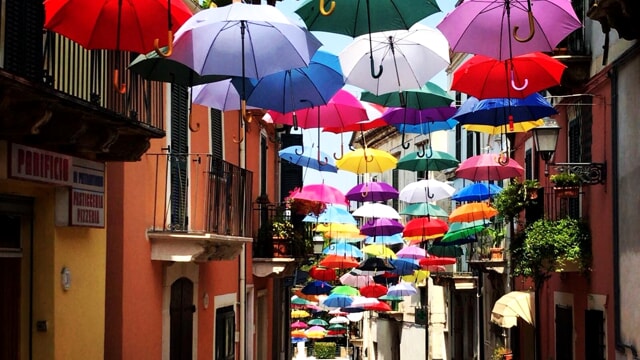 Manoppello sotto le stelle: il calendario degli eventi estivi tra concerti, cibo, intrattenimento e "ombrelli"