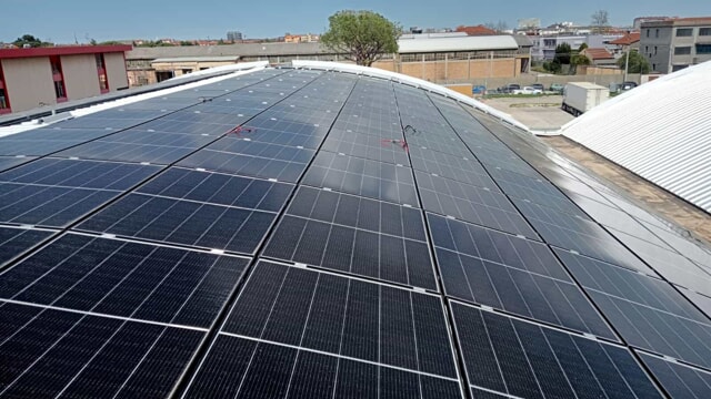 Un maxi impianto fotovoltaico al posto dell'eternit su un tetto industriale, al via i lavori [FOTO]