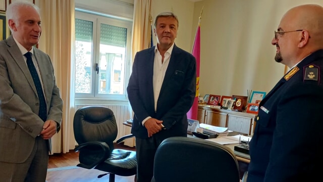 Aggredisce prima il fratello in strada e poi violentemente un vice ispettore di polizia: 24enne arrestata