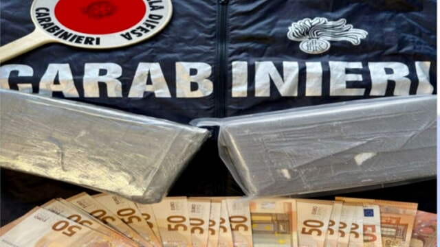 Sfugge all'alt dei carabinieri e viene beccato con due chili di cocaina nello zaino, arrestato