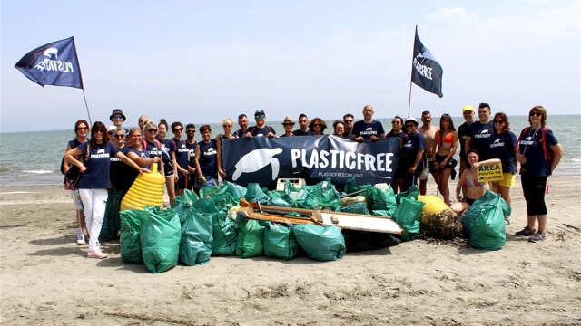 In Abruzzo (Pescara compresa) i volontari di Plastic Free raccolgono 202 chili di rifiuti in spiaggia