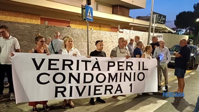 VIDEO | Pettinari al fianco dei residenti del palazzo sgomberato "Riviera 1" a Montesilvano: "Vogliamo risposte"